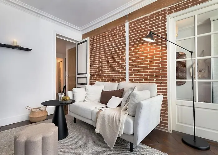 Angers - 1 Et Balcon Aux Halles * Paris