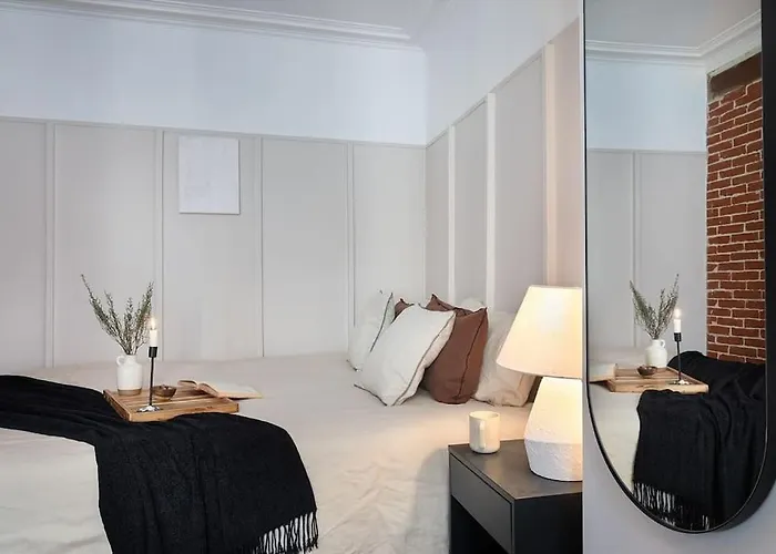 Angers - 1 Et Balcon Aux Halles